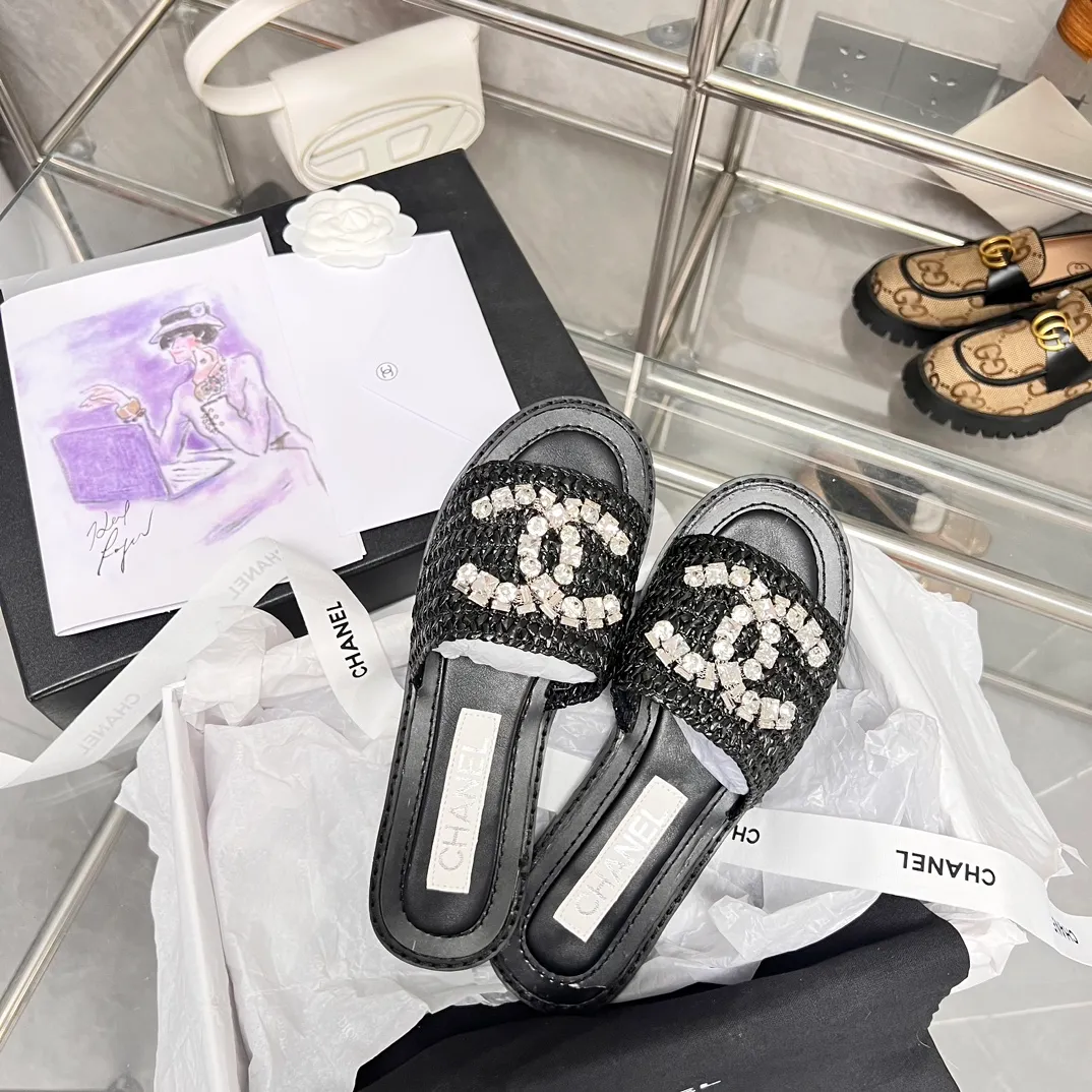 👟👟Ex-factory price 480👟👟 CHANEL woven handmade slippers are currently the most difficult slippers to make. They are all handmade. The diamonds are artificially put on one by one. Imported pure natural dense weaving! Super heavy duty! The quality is much better than the ones on the market, so it is not easily deformed and has a certain degree of flexibility to the touch, not that hard! It doesn’t feel stuffy when you wear it, and the breathability effect is really good! Size: 35-40. Genuine leather outsole. This product is relatively rare. Don’t hesitate to get it. I don’t know how many months it will last. Maybe it will be gone all of a sudden. This kind of shoes can’t be made for long. It’s too troublesome.